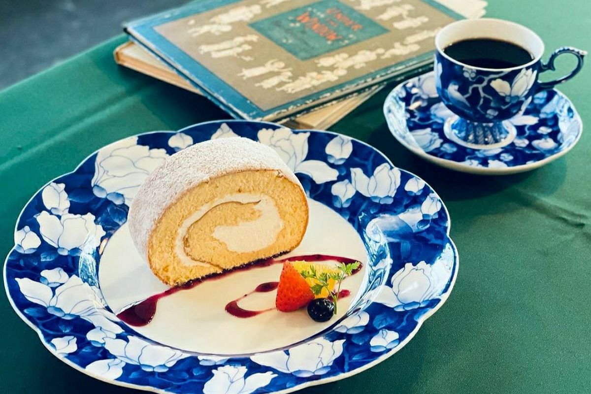 草花折枝白抜紋 26㎝ミート皿 | 有田焼 深川製磁｜公式オンラインストア