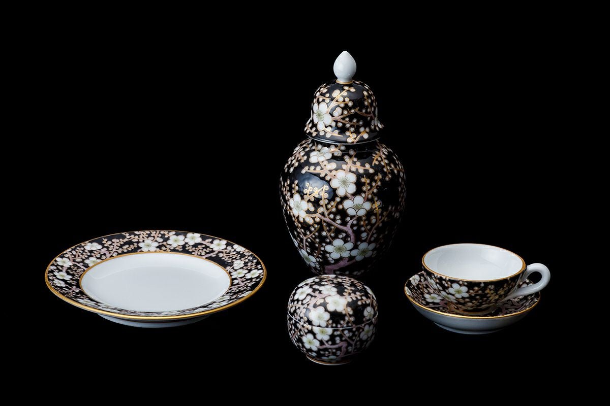 PEACE　深川製磁　あやめと朝顔　菊型飾皿　(裏側に傷あり） あやめと朝顔 菊型飾皿 | 有田焼 深川製磁｜公式オンラインストア