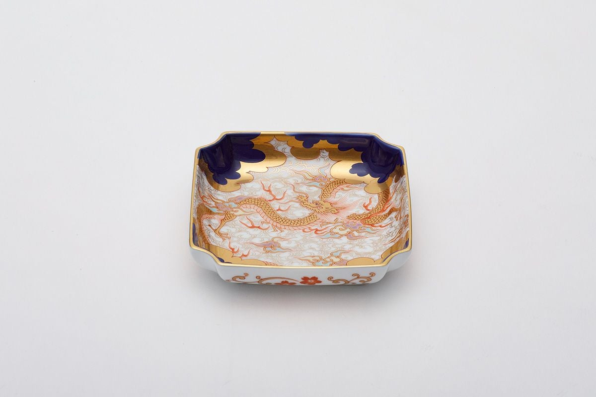 d222602 深川製磁 紅桜 箱付き 深川皿 平皿 四角 ギフト 金箔 独創的 希少 オシャレ 飾皿 和食器 箱付 風情 現状品 中古品 プレート 花柄 深川製磁 (フカガワセイジ) 飾り皿 金彩 染錦鳳凰唐草｜トレファクONLINE