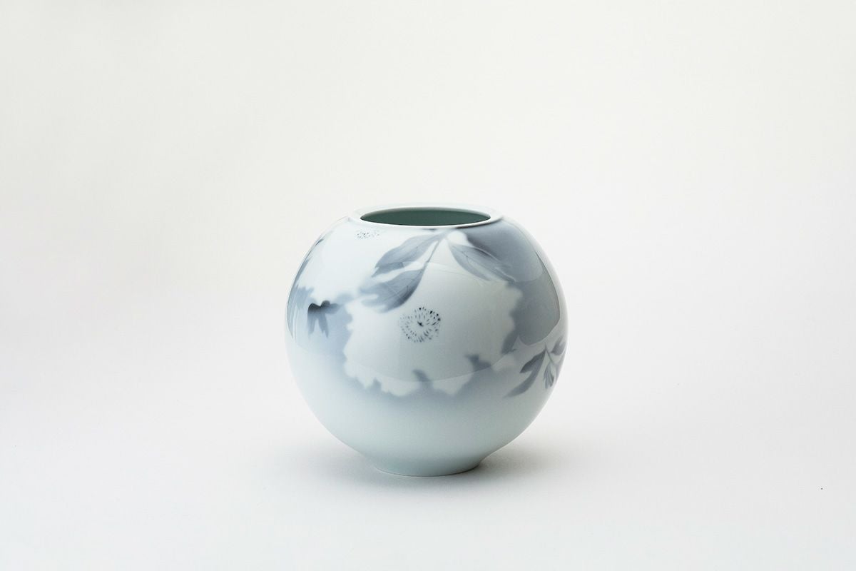 【角谷英明】作家物　箱付き　白磁　牡丹彫鶴首花瓶 井上萬二作】白磁緑釉牡丹彫文壷 | 井上萬二窯 INOUE MANJI KILN