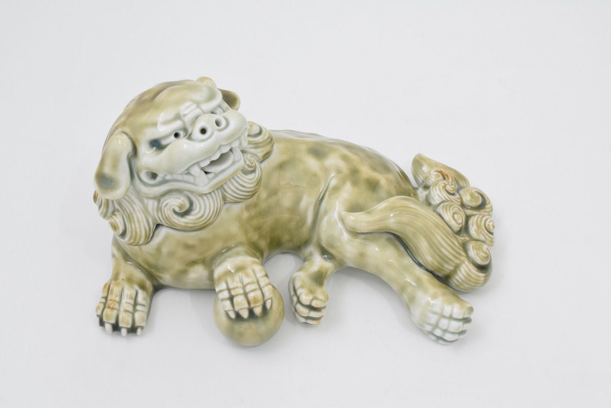 23谷窯泉山青磁 珠獅子置物(貫入あり) | 有田焼 深川製磁｜公式
