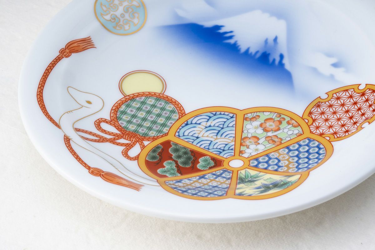 巳』富士に黄金蛇吉祥紋 縁起皿 皿立付 | 有田焼 深川製磁｜公式