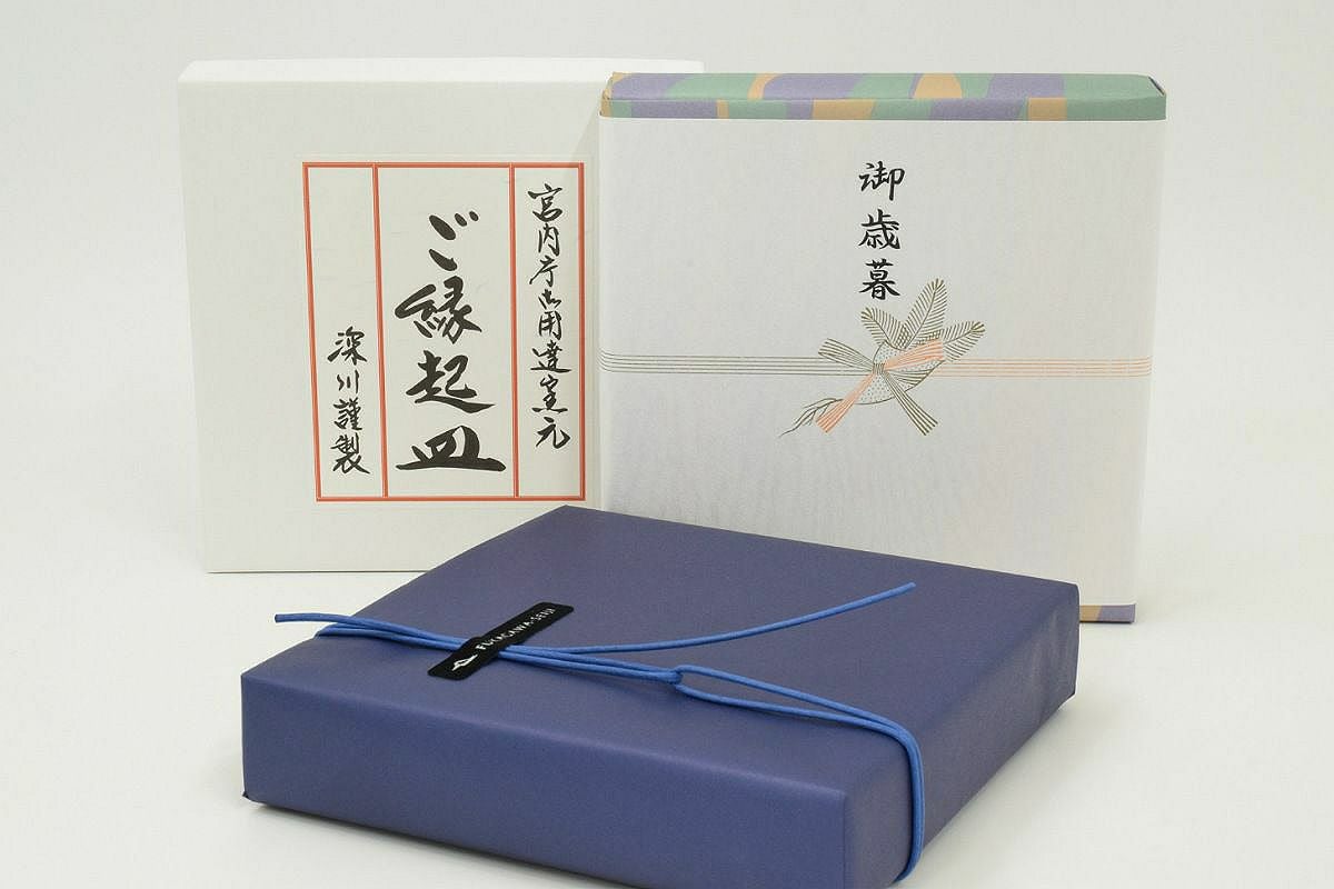 巳』富士に黄金蛇吉祥紋 縁起皿 皿立付 | 有田焼 深川製磁｜公式