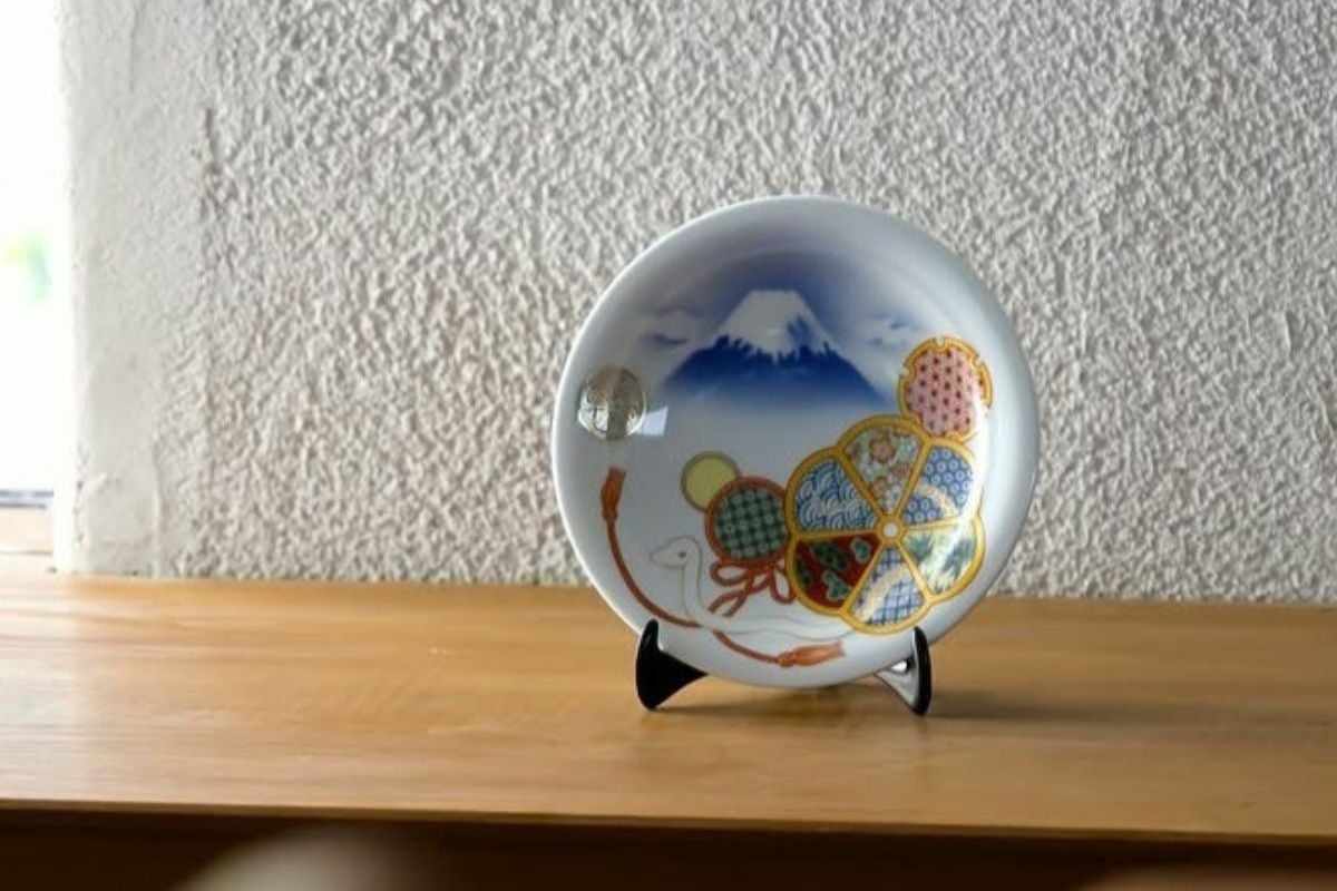 巳』富士に黄金蛇吉祥紋 縁起皿 皿立付 | 有田焼 深川製磁｜公式