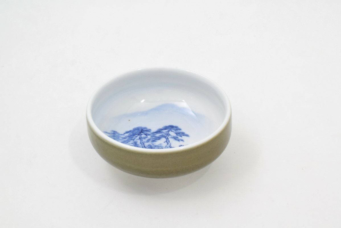 23谷窯茶灰釉 手造抹茶碗（ろくろ士名入り） | 有田焼 深川製磁｜公式